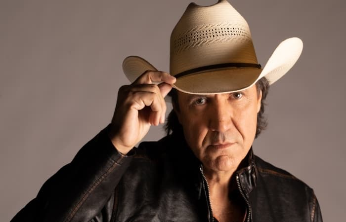 Cantor sertanejo sofre infarto, cai do palco e morre durante show