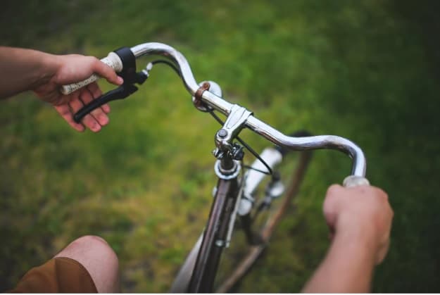 Adolescente perde a pele do pênis e fica com os testículos invertidos após cair de bicicleta