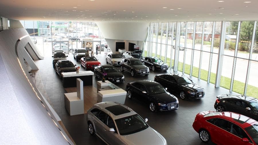 Criança de 3 anos arranha 10 Audis à venda e rende prejuízo de R$ 40 mil