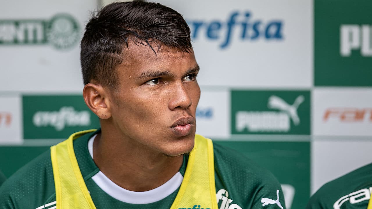 Jogador potiguar Gabriel Veron presenteia padrinho com carro novo em Assu