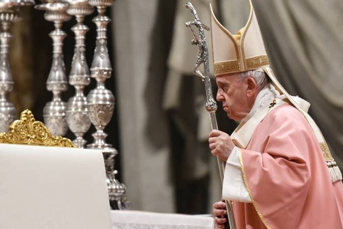 Papa diz que igreja está 200 anos atrasada e pede reformas para combater "rigidez" de padres