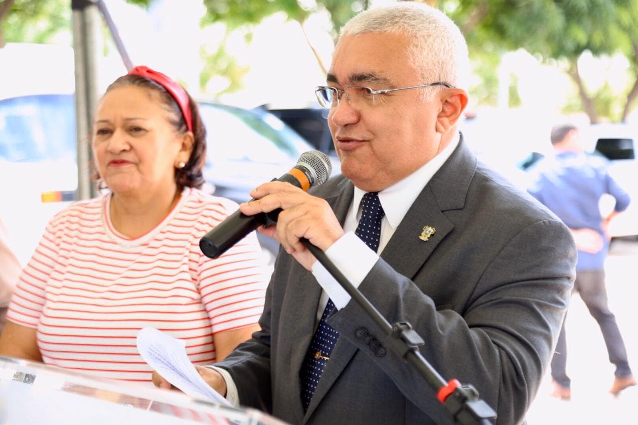 FOTOS: Governo entrega 16 veículos e equipamentos para polícias Militar e Civil, Bombeiros e Itep