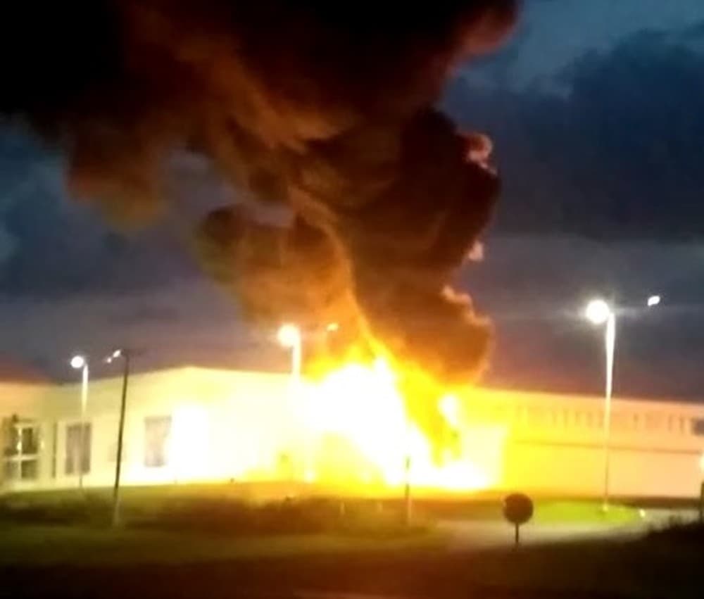 FOTOS E VÍDEO: Estátua da Havan fica totalmente destruída após "pegar fogo" em São Carlos-SP