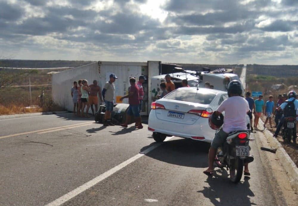 Tombamento de carreta deixa trecho da BR-304 totalmente interditado no km 122, em Itajá, no interior do RN