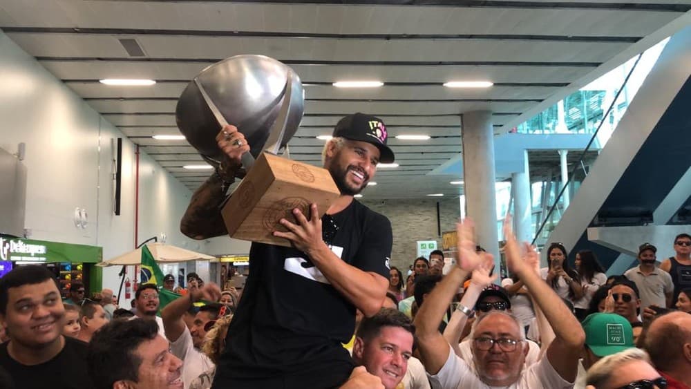 FOTOS E VÍDEO: Campeão mundial de surfe, Ítalo Ferreira desembarca no RN com festa de amigos e fãs