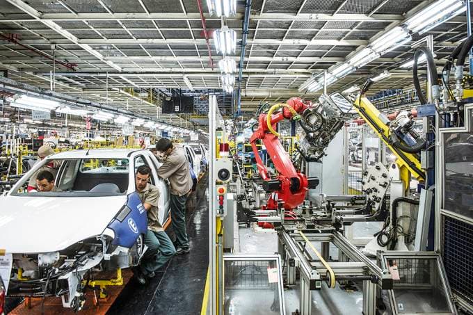 Fiat e Peugeot anunciam fusão; empresa terá 21% do mercado brasileiro