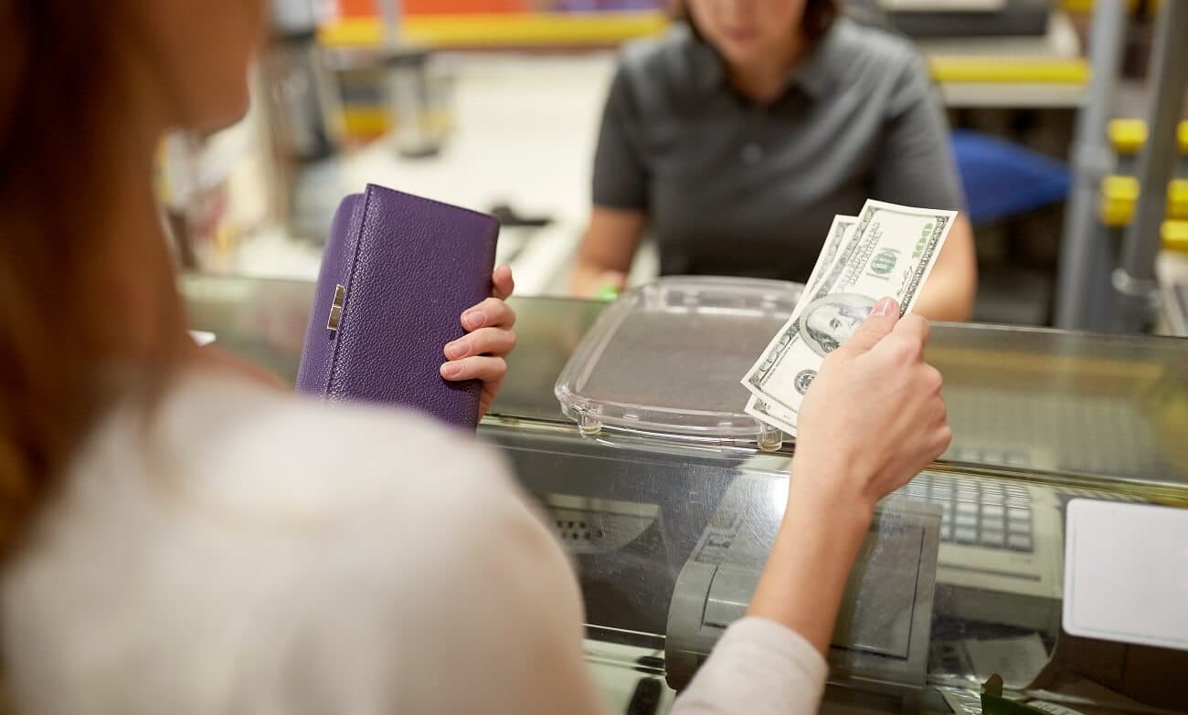 Limite de isenção para compras de brasileiros no exterior dobrará para US$ 1.000