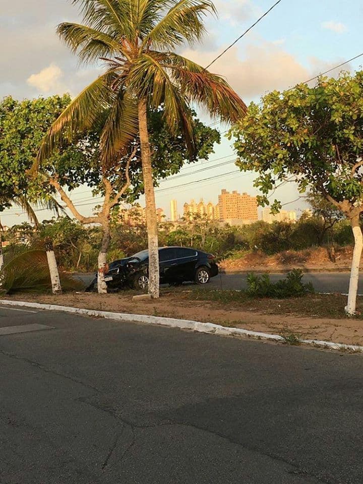 SUMIU! Motorista bate em árvore e abandona carro na zona Sul de Natal