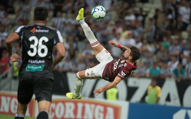 Gol de bicicleta de Arrascaeta é eleito o mais bonito do Brasileirão; assista
