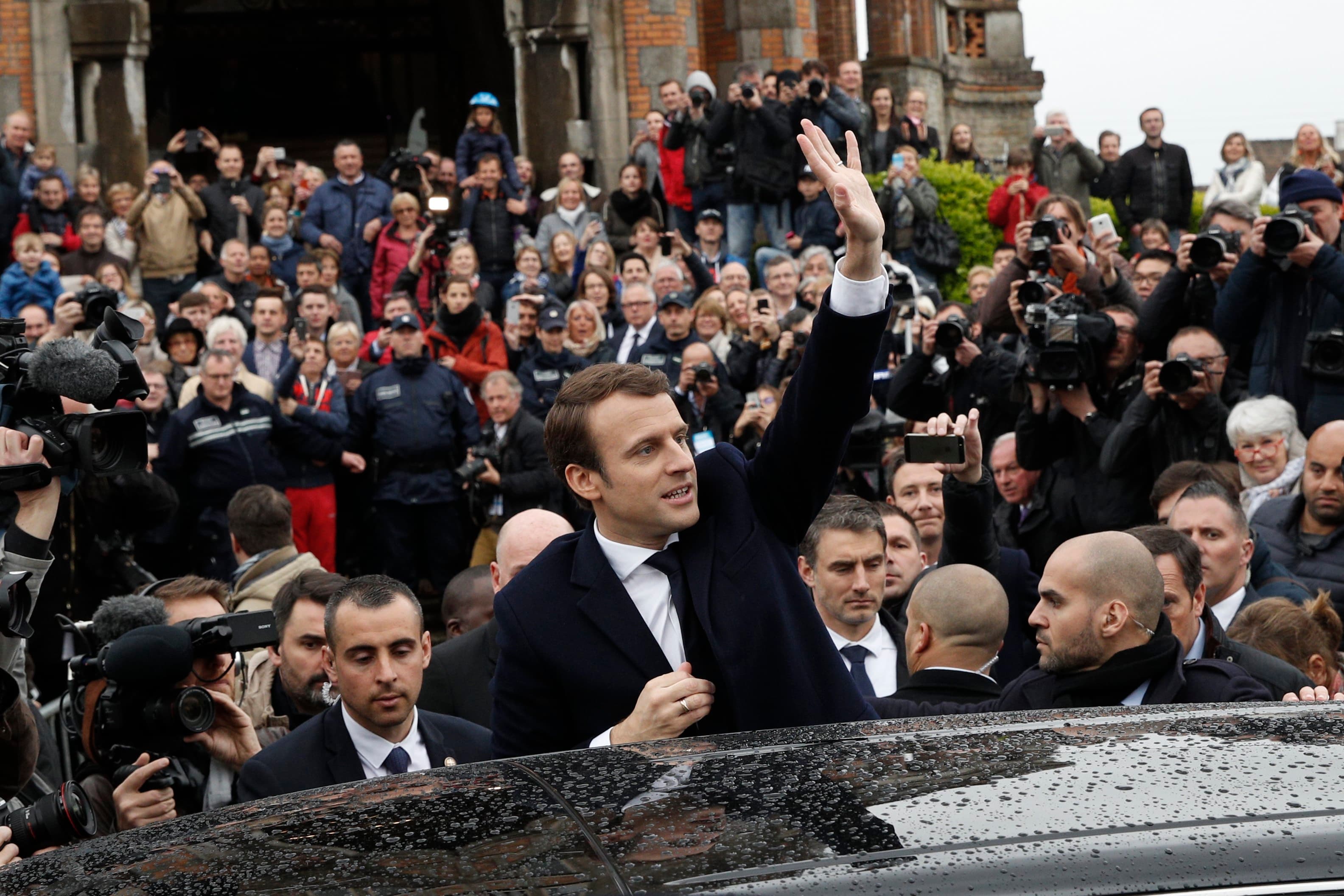 Em meio a protestos, presidente da França renuncia a pensão vitalícia