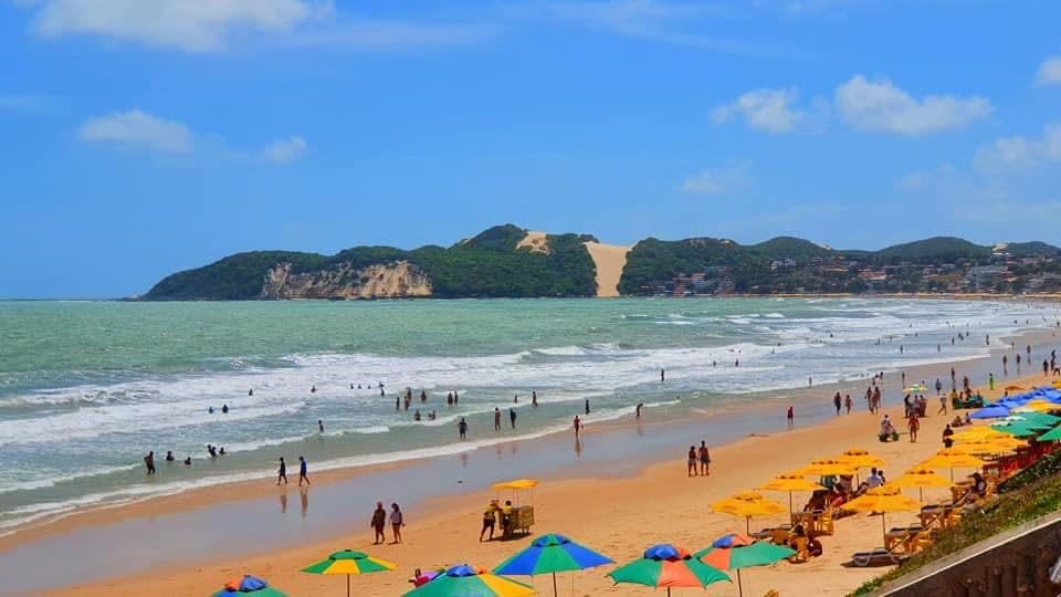Feriado e sol firme deixa Ponta Negra com ‘cara' de final de semana