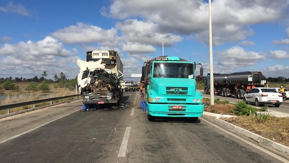 FOTO: Acidente com dois caminhões deixa motorista preso às ferragens e interdita BR-304 entre Macaíba e Parnamirim