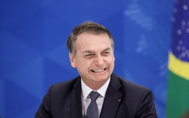 Bolsonaro diz que está descartado aumento de imposto sobre cerveja, cigarro e itens com açúcar