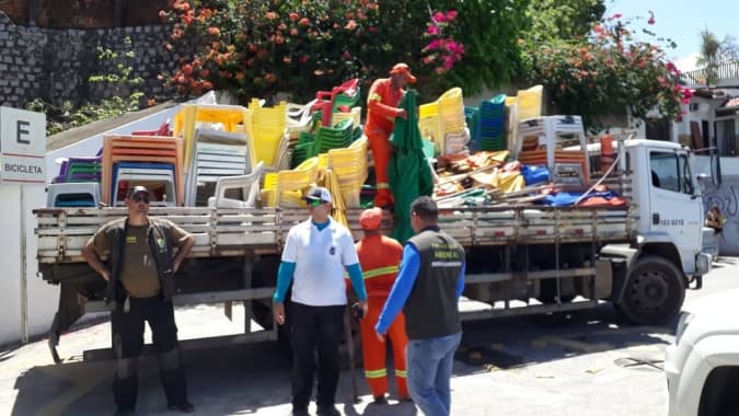 Comerciantes são autuados em Ponta Negra, e cadeiras, mesas, e vários guarda-sóis e outros objetos são apreendidos