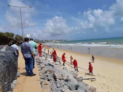 "Acessos precários" à praia de Ponta Negra são retirados, informa Prefeitura