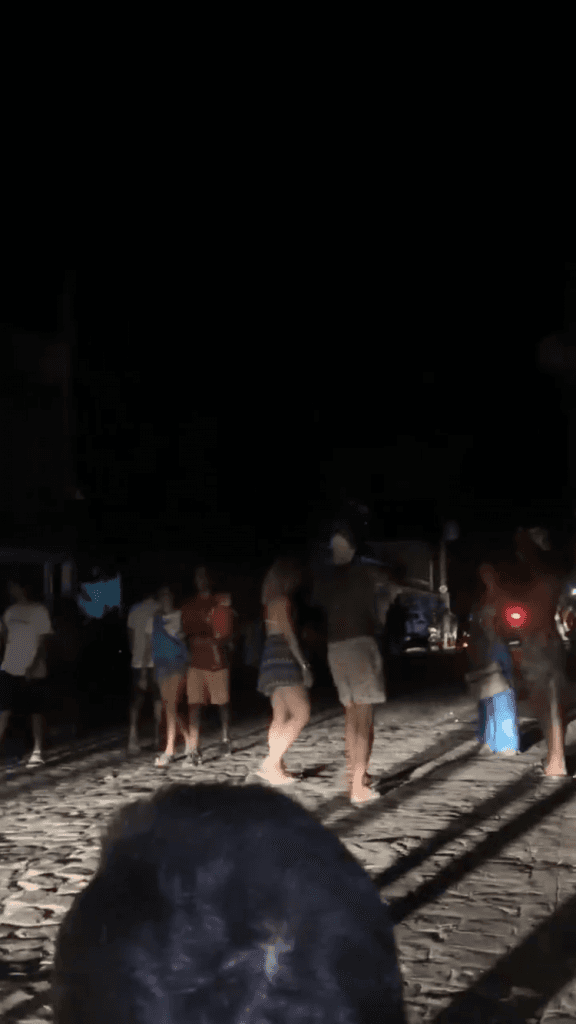[FOTO] Apagão de luz em Pipa provoca transtornos a turistas e prejuízos a comerciantes