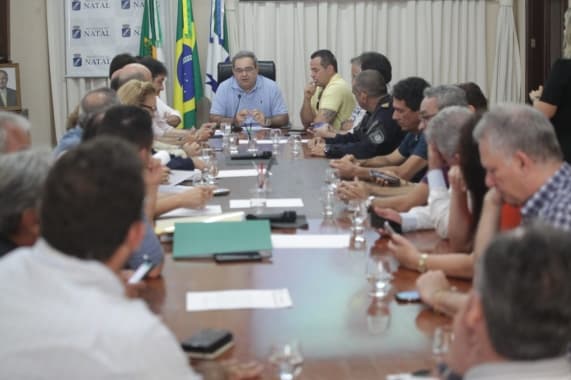 APÓS A VERGONHA VIRAR NOTÍCIA: Prefeito de Natal recebe empresários de Turismo para tratar de Ponta Negra