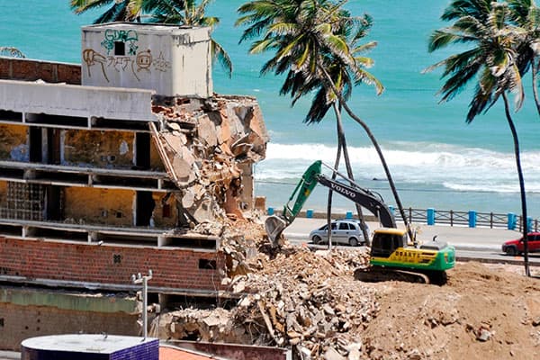 [FOTO] Demolição do Hotel Reis Magos atinge 30% de conclusão
