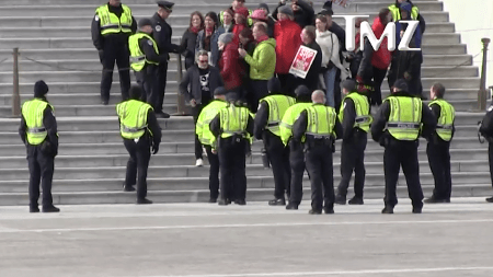 [FOTO] Ator que interpretou Coringa é preso em protesto organizado por atriz vencedora do Oscar contra mudanças climáticas