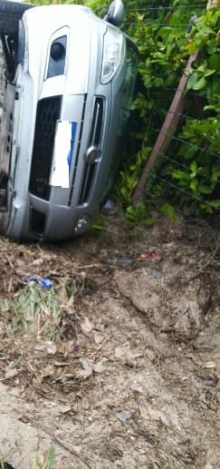 FOTO: Motorista de aplicativo vira veículo na Via Costeira