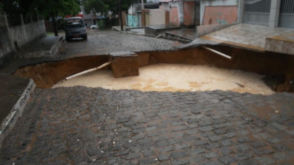[FOTO] Mais uma cratera se abre em Natal em menos de 24 horas