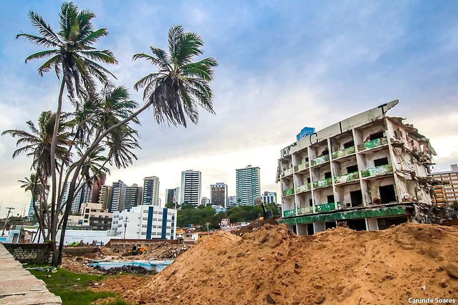 [FOTO] Hotel Reis Magos entra em fase final de demolição