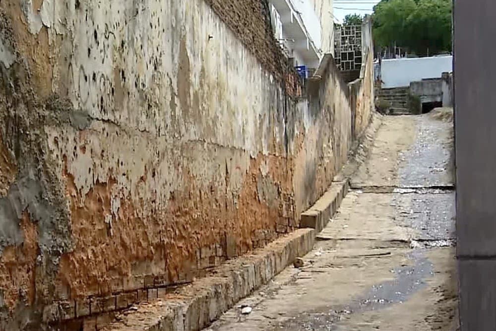 [FOTO] Comerciantes reclamam de esgoto a céu aberto em Ponta Negra