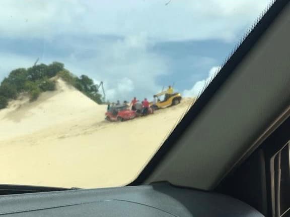 [FOTO] Turista quebra a perna em acidente de buggy nas dunas de Jacumã