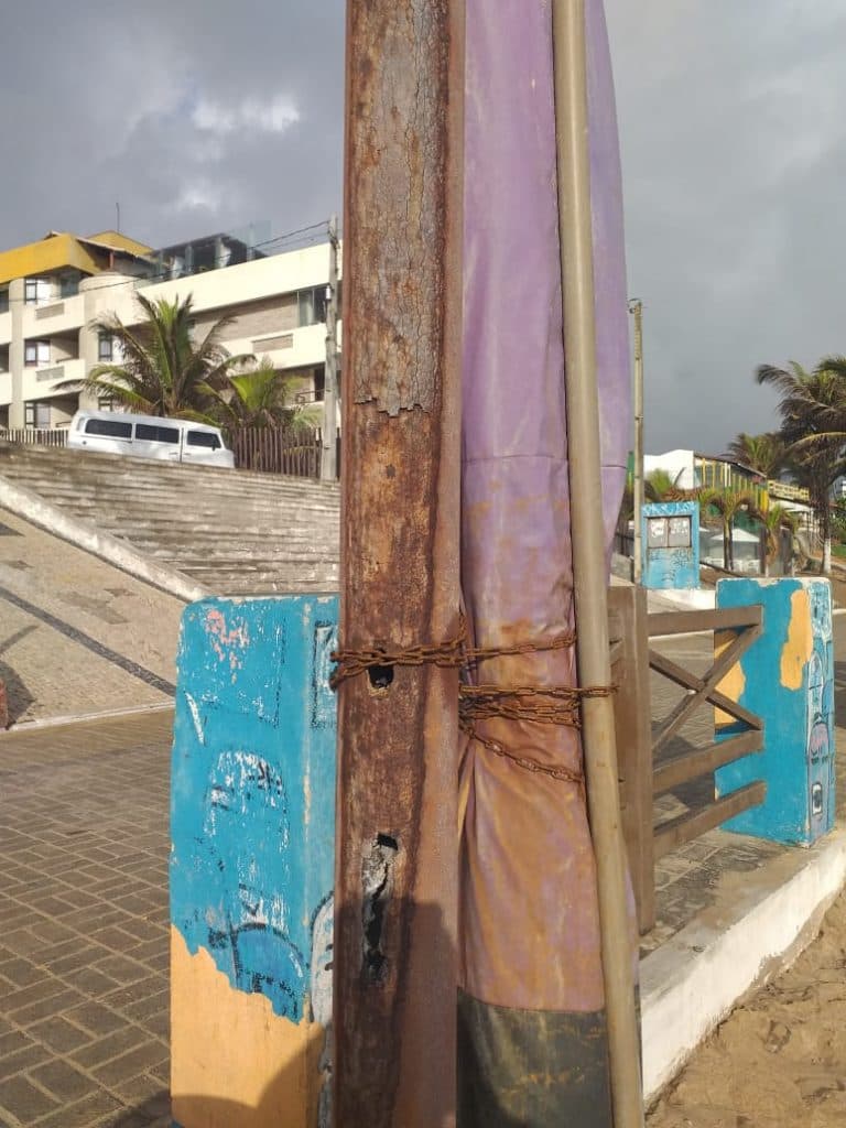 [VÍDEO] Corrimãos enferrujados e esgoto estourado levam riscos e envergonham natalenses e turistas em Ponta Negra