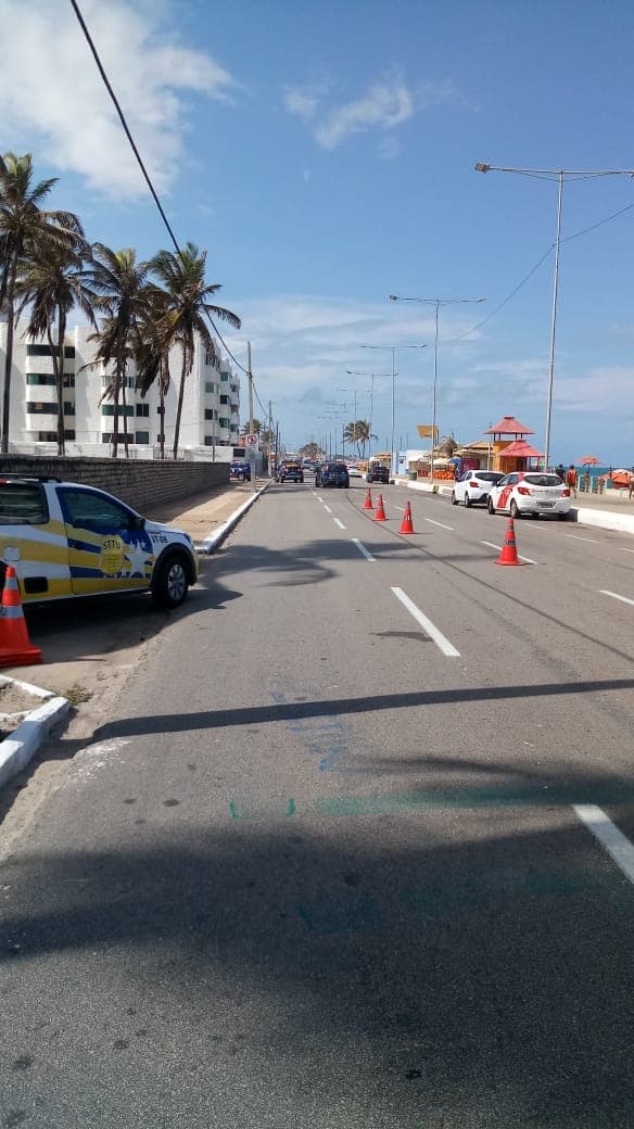 FOTOS: Área que cerca o Hotel Reis Magos é isolada para demolição do antigo prédio