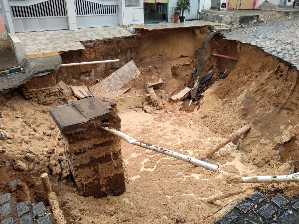 FOTO: Cratera em rua na Zona Norte de Natal já atinge casas e deixa moradores em desespero