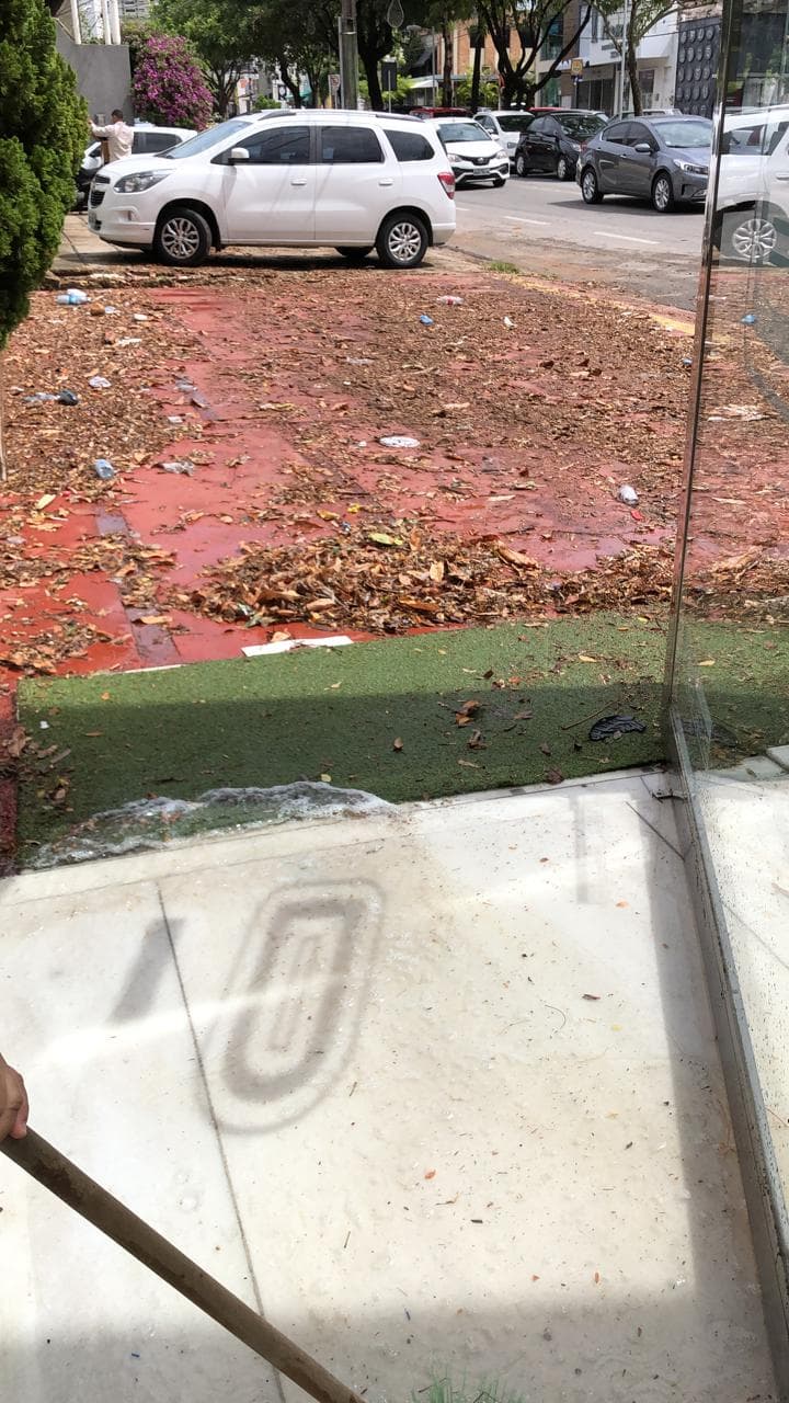 FOTOS: Comerciantes na Afonso Pena questionam limpeza de bueiros em Natal e relatam alagamento fora de controle e prejuízos