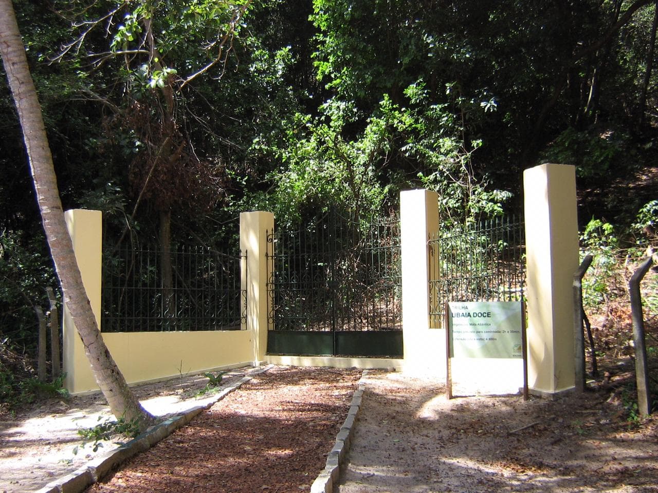 Cerca do Parque das Dunas é cortada por invasores e impactos ambientais e preocupação com segurança aumentam