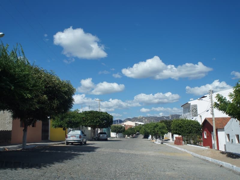 Caern trabalha no conserto de vazamento em adutora de Acari
