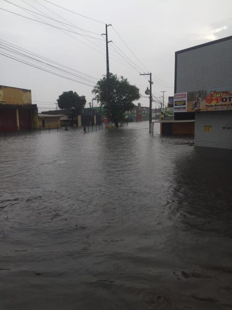 [FOTOS] Chuvas na madrugada provocam alagamentos e transtornos em Natal