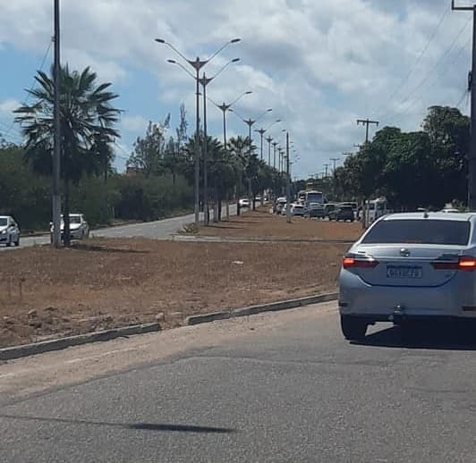 Troca de poste causa engarrafamento gigante na Rota do Sol no sentido Ponta Negra/Pirangi