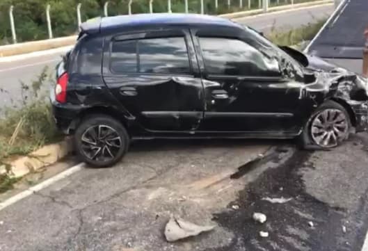 Motorista bate em poste e capota carro na Rota do Sol em Natal
