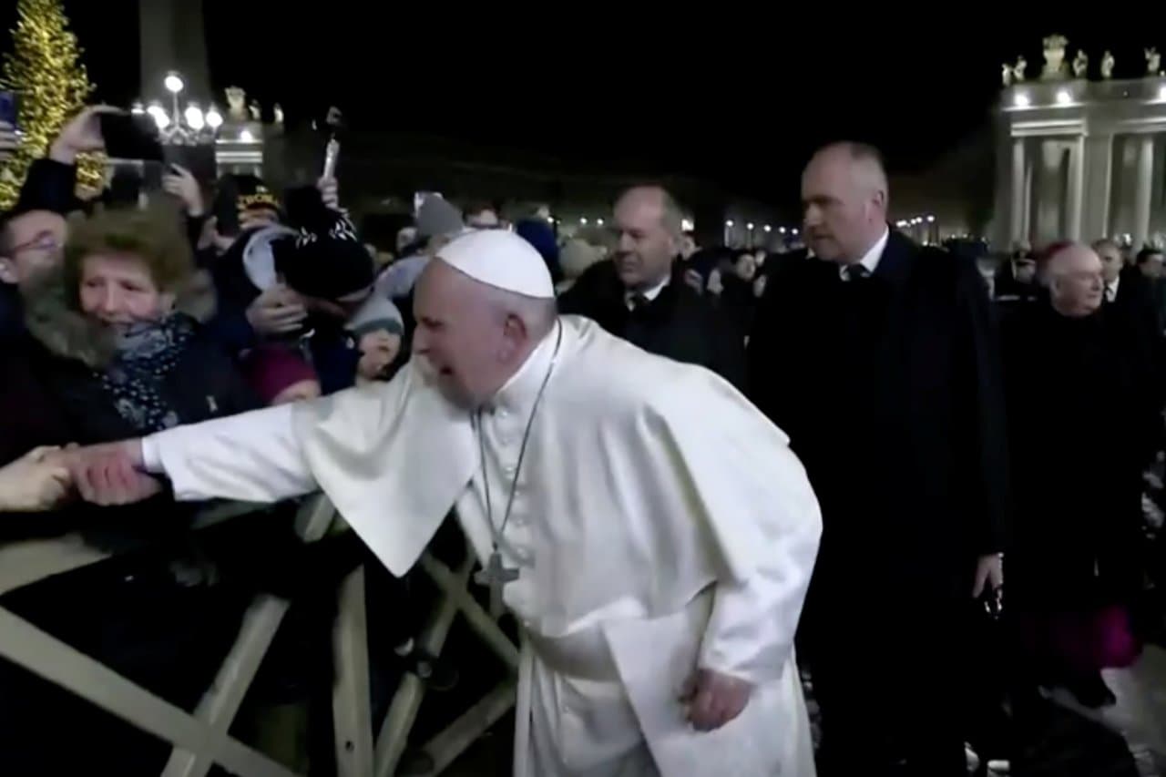 Papa Francisco pede desculpas por tapa em fiel no Vaticano