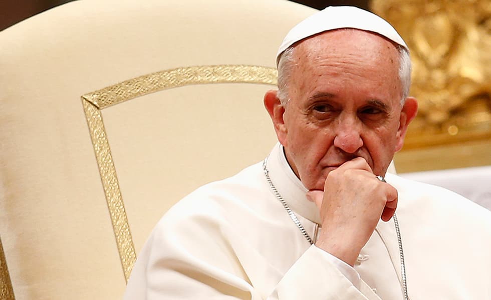 Vaticano excomunga três pessoas por terem acusado o papa de heresia