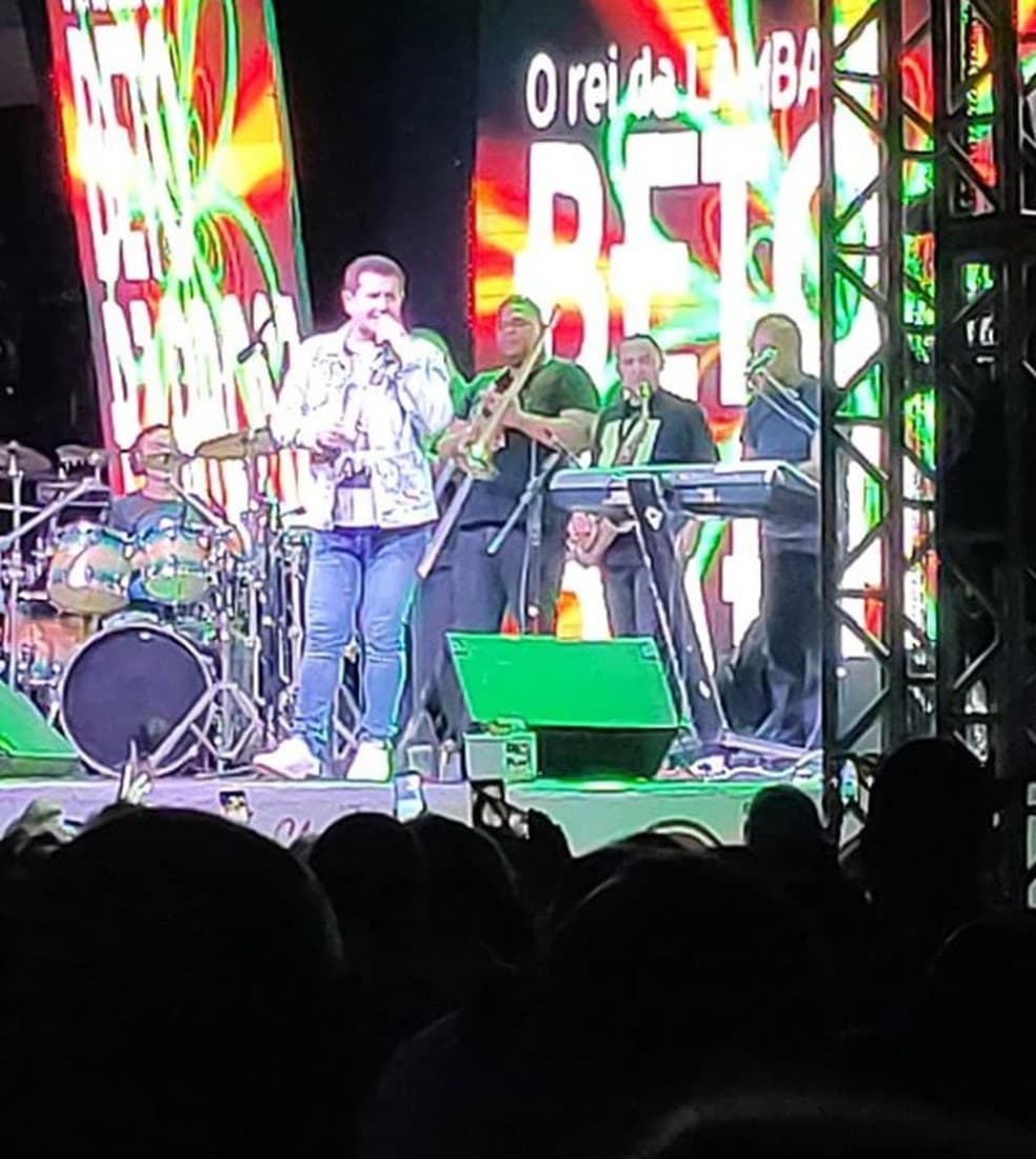 Beto Barbosa interrompe show após passar mal em João Pessoa