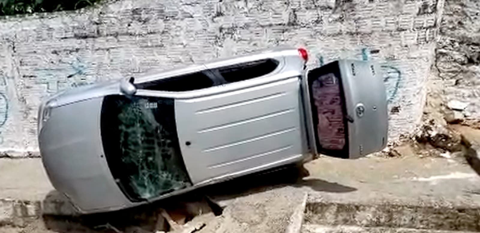 FOTO: Carro estacionado desce escadas e capota em travessa em Ponta Negra