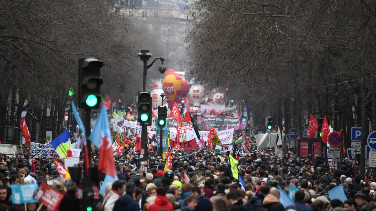Macron em apuros: 370 mil nas ruas em Paris