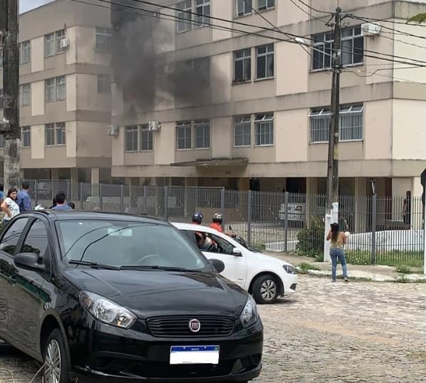FOTO: Bombeiros controlam incêndio em apartamento na Zona Sul de Natal