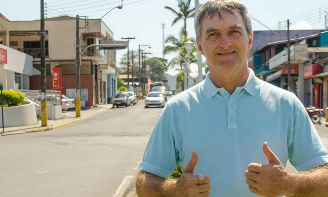 Irmão de Bolsonaro faz intermediação de verbas do governo federal, e nega receber vantagens; não há irregularidade quando não remunerado, diz especialista