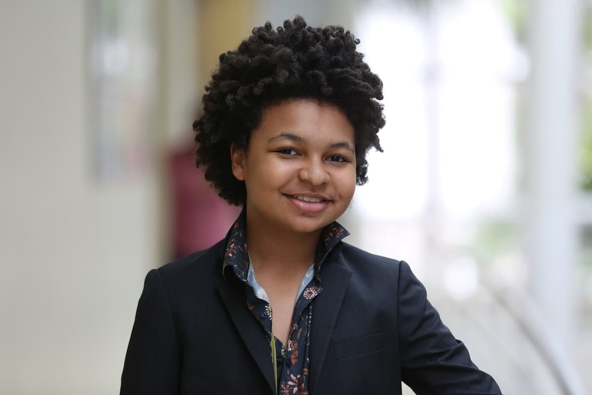 Ator mirim da Globo é alvo de comentários racistas nas redes sociais: "cabelo horrível"