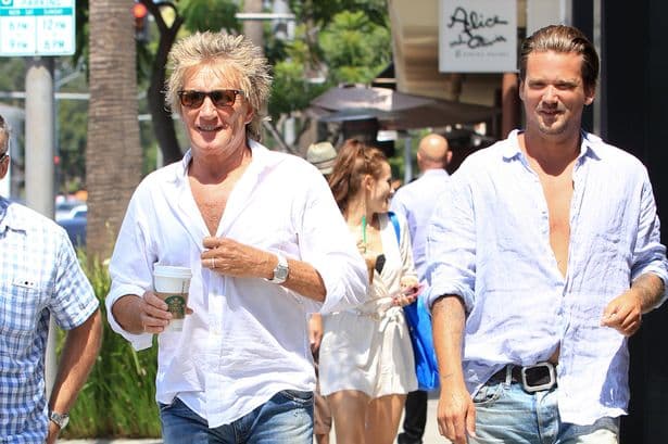 Cantor Rod Stewart é preso por dar soco em segurança de hotel