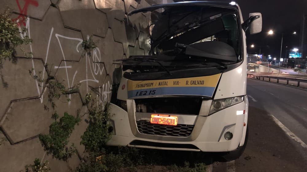 FOTO: Motorista perde controle de micro-ônibus após falha mecânica e bate em viaduto na Zona Sul de Natal