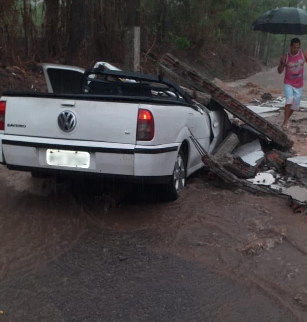 FOTO: Muro cai sobre carro e deixa motorista ferido na Zona Oeste de Natal