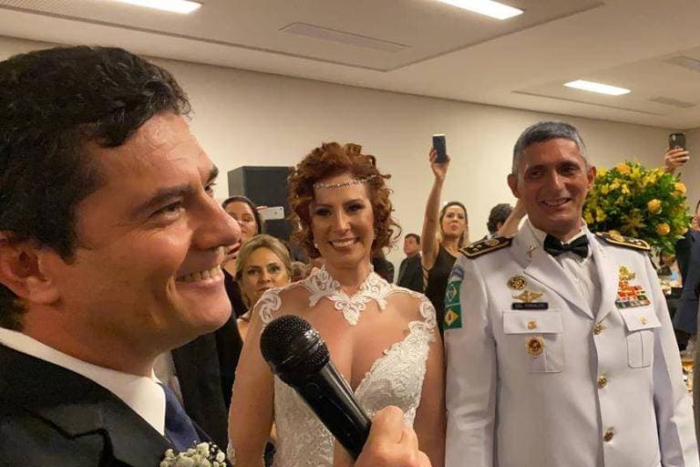 Moro dança valsa no casamento de Carla Zambelli