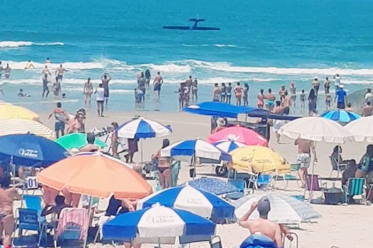Monomotor cai em praia onde Bolsonaro está hospedado